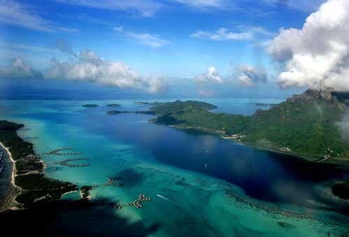 Ban đầu, đảo có tên là Pora Pora, trong tiếng Tahiti, Pora Pora có nghĩa là “đầu tiên sinh”. Một ghi chép của các nhà địa lý trong thế kỷ 18 - 19, đảo có tên là Bolabolla hay Bollabolla. Ngày nay đảo được gọi ngắn gọn là Bora Bora.